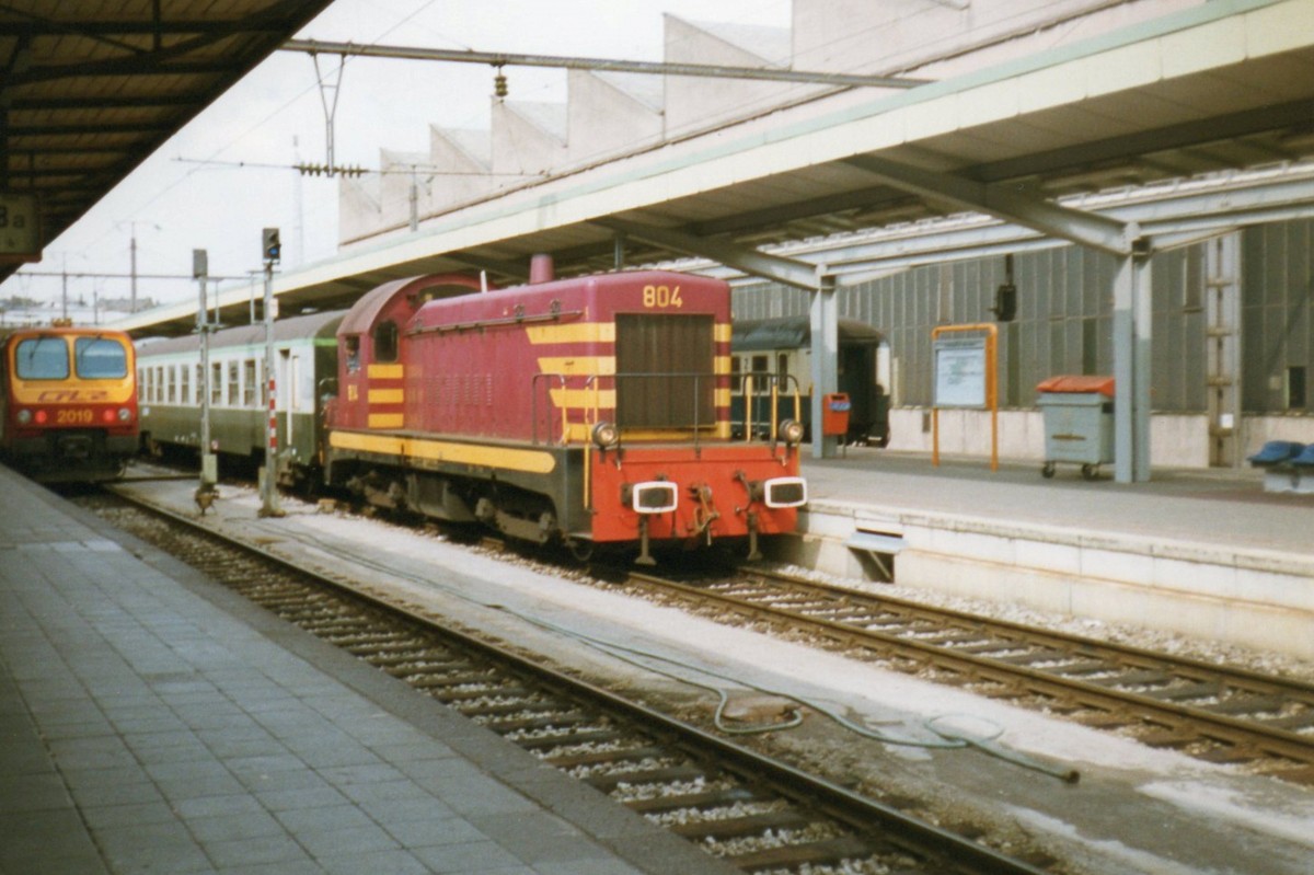 CFL Altlok 804 rangiert auf dieser Scanbild in Luxembourg Gare Centrale am 24 Juli 1998.