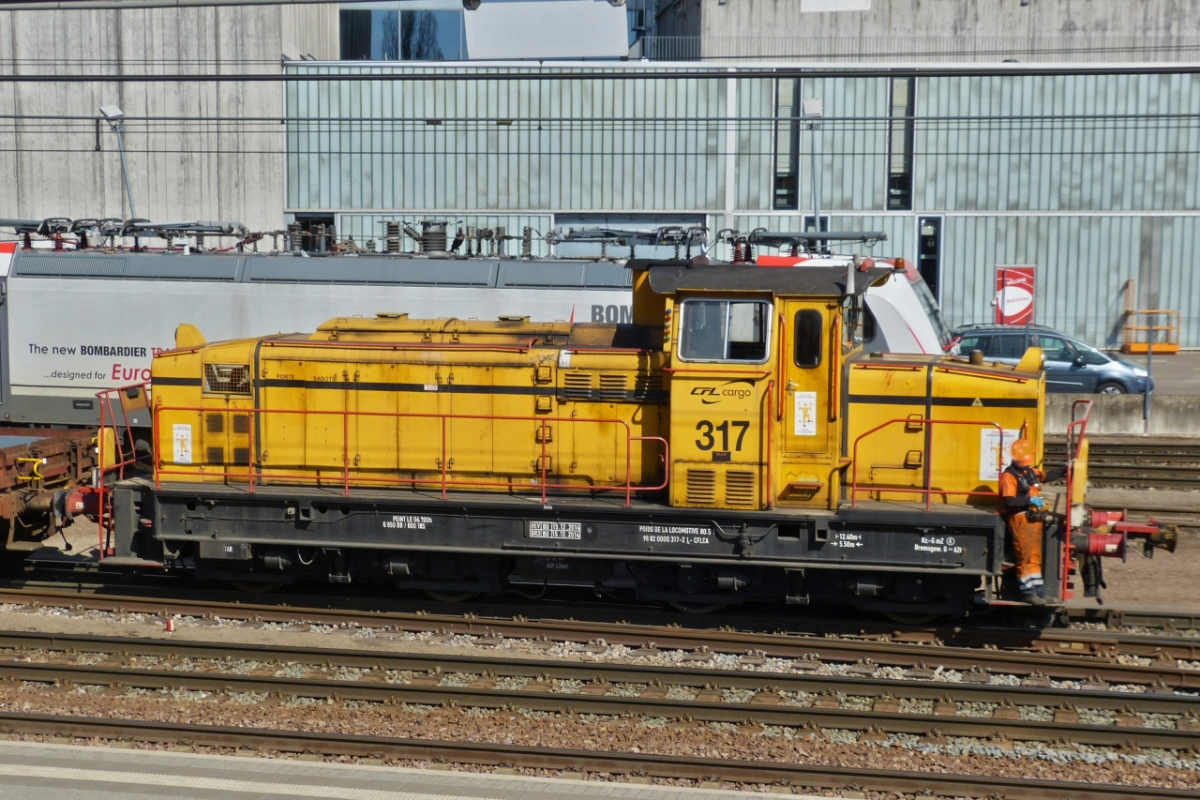 CFL Cargo Lok durchfährt den Bahnhof Belval Université. 24.03.2021