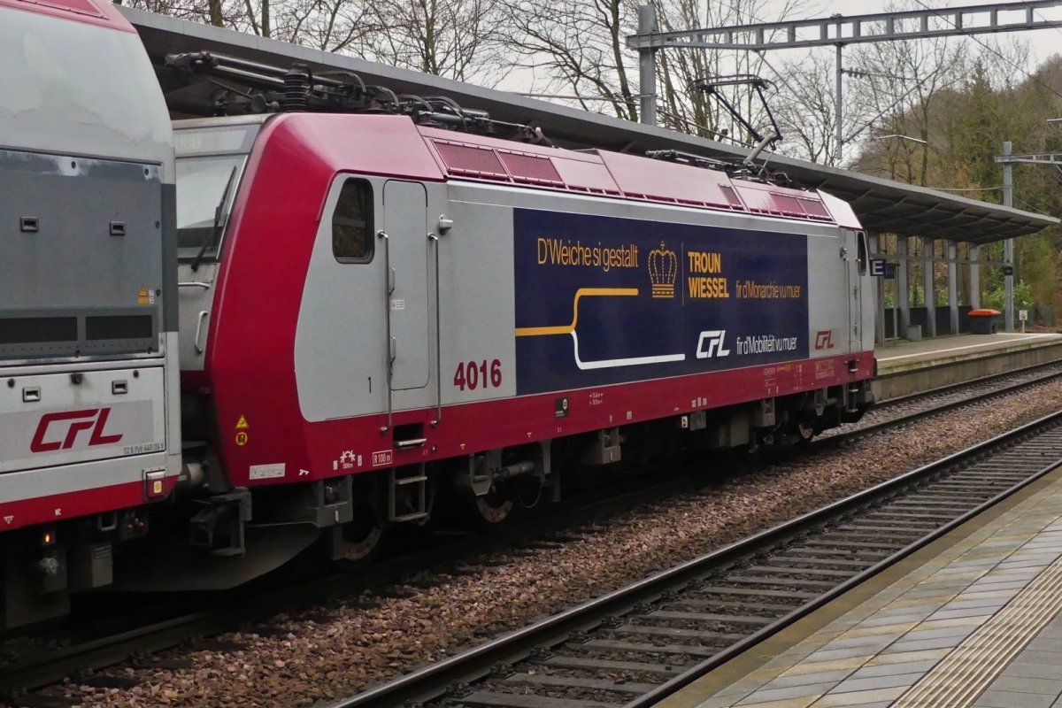 CFL Werbe Lok, h�lt mit ihrem Zug im Bahnhof Pafendall-Kierchbierg. 20.02.2026
Die Werbung tr�gt die Lok zum Thronwechsel vom Grand Duc Henri zu Grand Duc Guillaume am 03.10.2025 