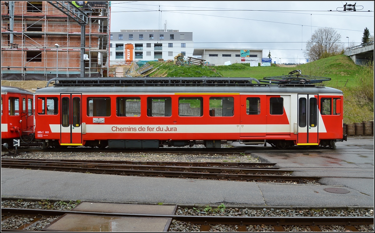Chemins de fer de Jura (CJ). Triebwagen ABDe 4/4 603 in Tramelan. April 2016.

Eckdaten des ABDe 4/4 603:
Baujahr 1953
L�nge 16,76 m
Gewicht 26,5 t
Leistung 332 kW
H�chstgeschwindigkeit 70 km/h