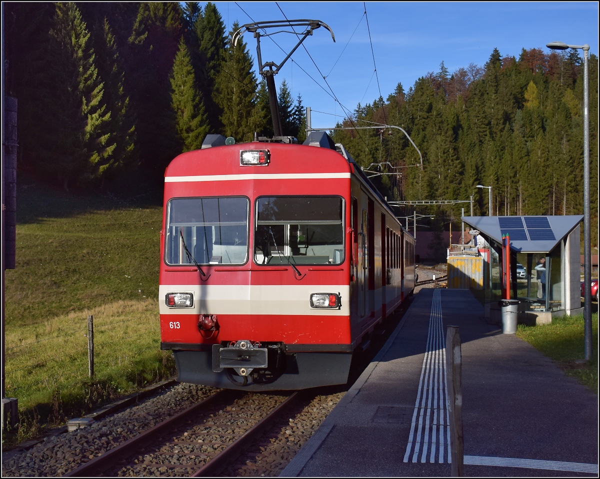 Chemins de fer de Jura (CJ). BDe 4/4 613 in La Combe. Oktober 2016. Eckdaten des BDe 4/4: Baujahr 1985 Länge 18,73 m Gewicht 36 t Leistung 724 kW Höchstgeschwindigkeit 90 km/h