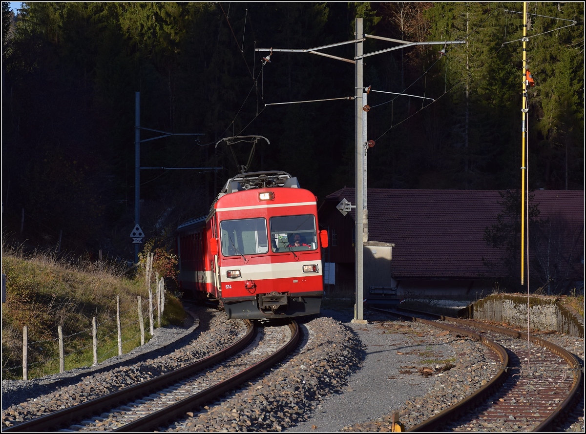 Chemins de fer de Jura (CJ). BDe 4/4 614 in La Combe. Oktober 2016.