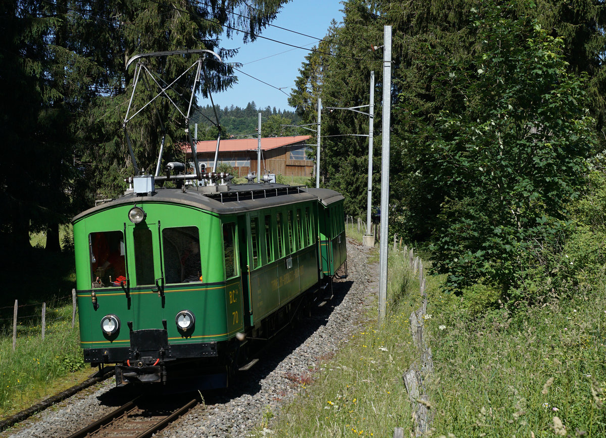 Chemins de fer du Jura, CJ.
Sommeridylle vom Jura.
Sonderzug bestehend aus dem BCe 2/4 70 und dem TT C7 auf der Fahrt nach Glovelier bei Pr-Petitjean am 23. Juni 2018.
Foto: Walter Ruetsch 

