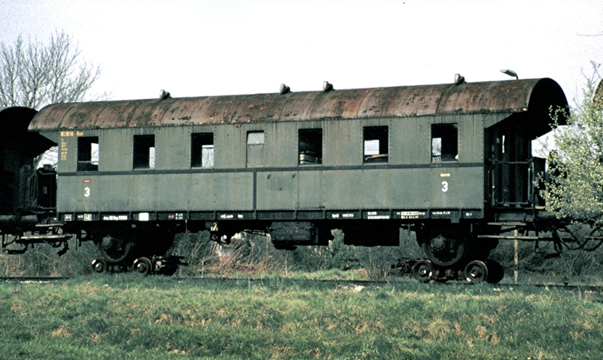 Ci  Donnerb�chse  83 956 Han auf Schmalspur Rollb�cken in Amstetten beim Alb-B�hnle, damals WEG, heute UEF am 25.04.1981.