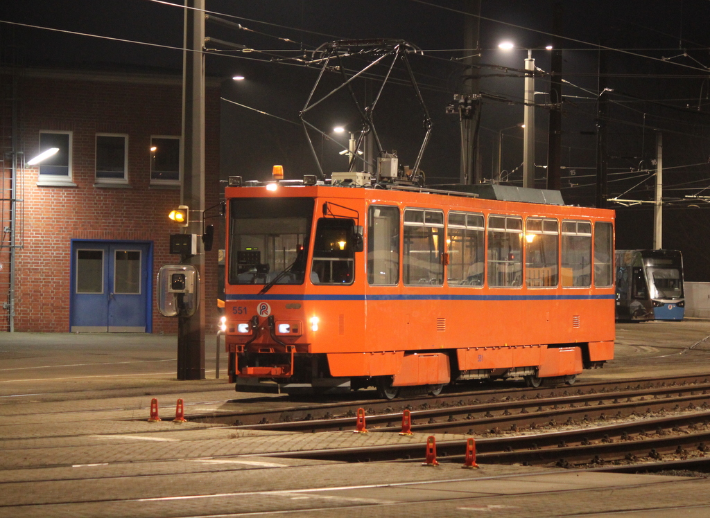 CKD-Tatra T6A2(551)stand am Abend des 02.01.2020 ganz alleine auf dem Betriebshof der Rostocker Straßenbahn AG.