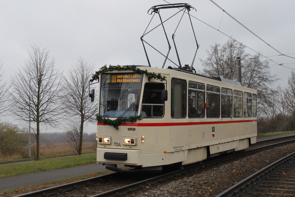 CKD Tatra Wagen T6A2(704)als Sonderfahrt von Rostock Neuen Friedhof nach Rostock-Hafenalle kurz vor der Endhaltestelle.01.12.2018