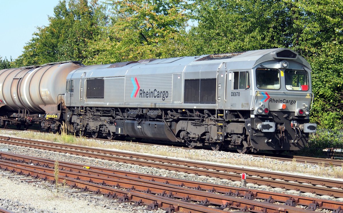 Class 66 DE 670 von Rhein Cargo mit Ölzug in Vöhringen am 18.09.2020.