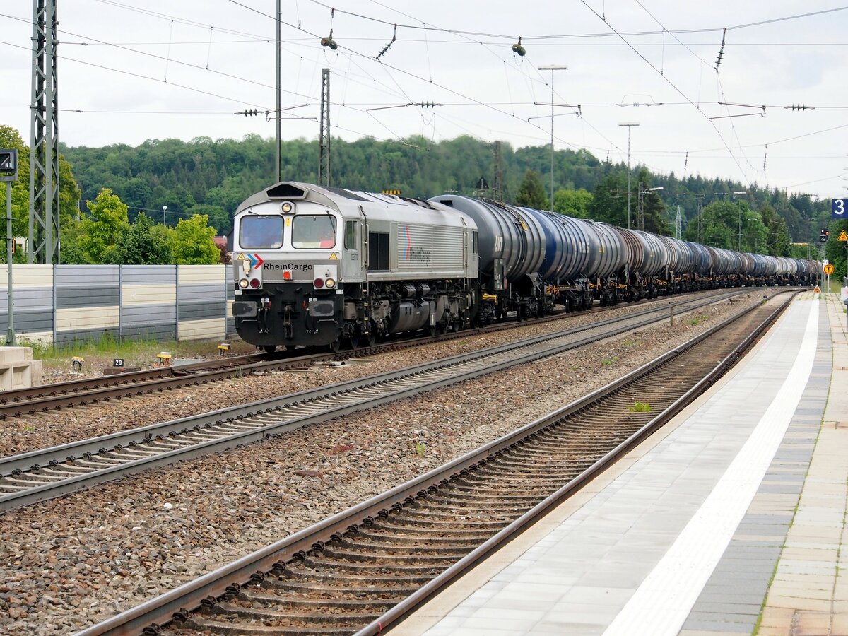 Class 66 DE 670 von Rhein Cargo mit Kesselwagenganzzug in Amstetten am 30.05.2020.