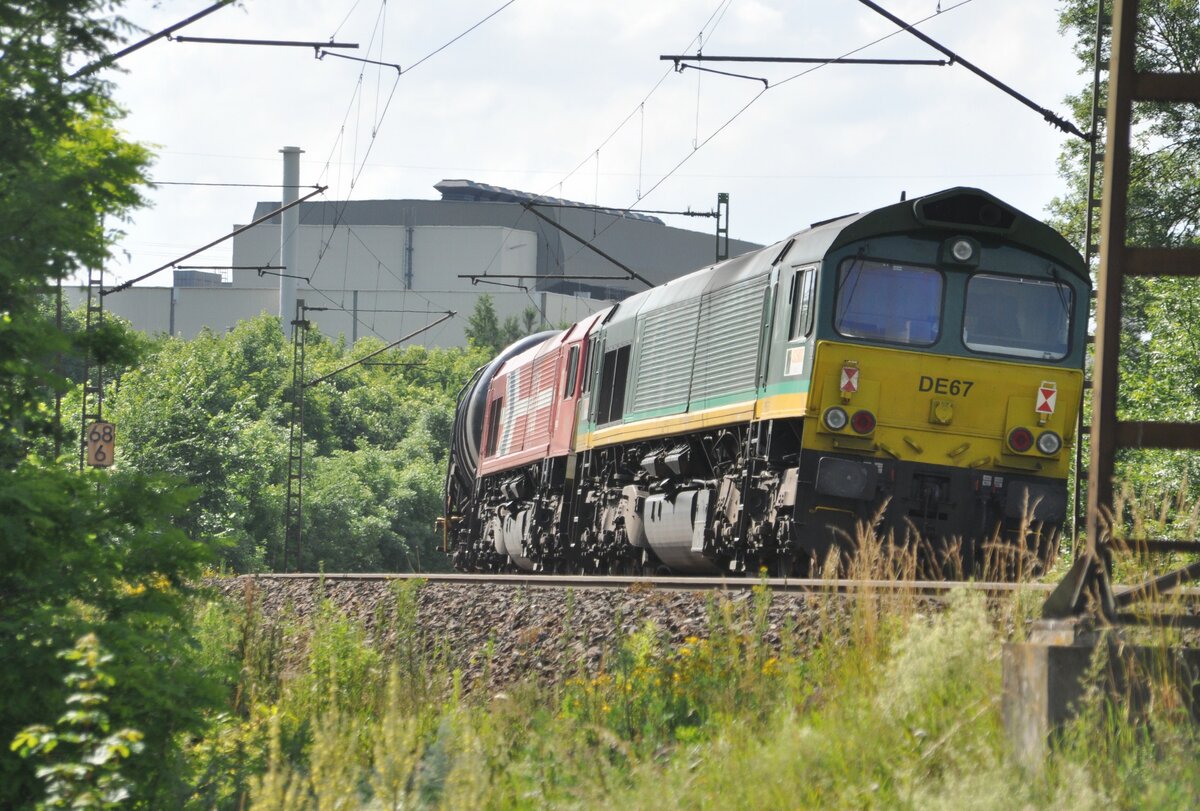 Class 66 HGK DE 670 und DE 67 mit Kesselwagenganzzug im Schub; es zieht eine 185 der HGK in Amstetten am 26.06.2012.