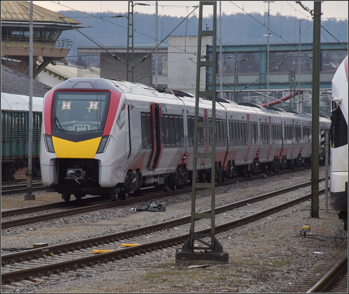 Class 745, Überführungsfahrt des neuen elektrischen Flirt UK beim ersten Stopp in Konstanz. Endwagen 94 70 0 313 102-8. Je zwei mit Jakobsdrehgestell verbunden Teilwagen sind zu 6 Einheiten verbunden. Daraus wird der längste Flirt mit 240 m Länge und 375 t Gewicht. Konstanz, Februar 2018.