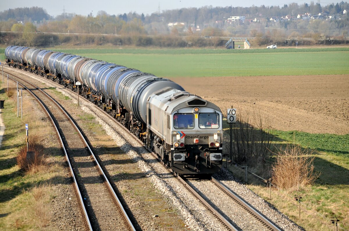 Class 77 DE 670 von Rhein Cargo mit Kesselwagenzug in V�hringen am 28.03.2022.