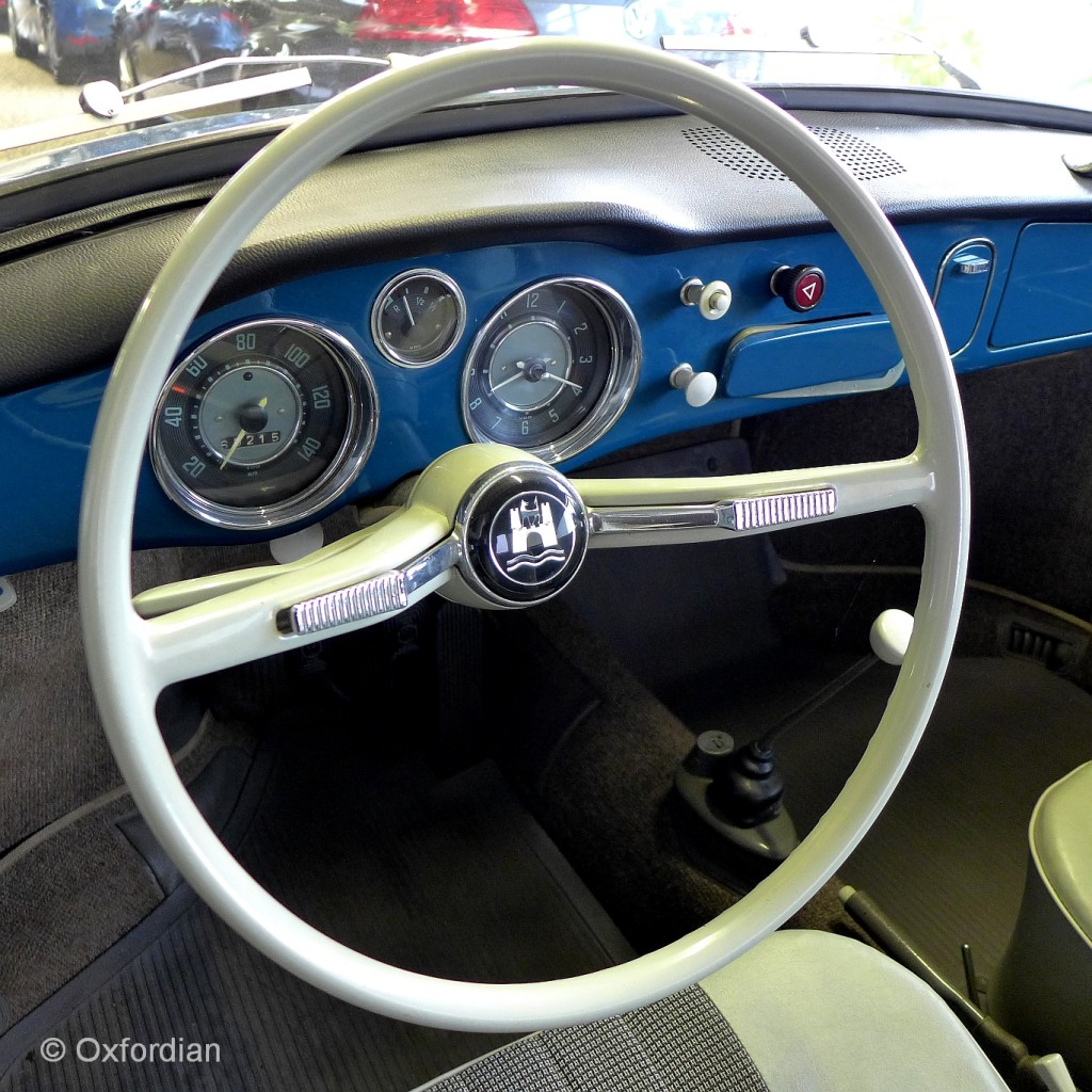 Cockpit eines VW Karmann Ghia Typ 14 aus den 1960er Jahren. Motor 1200 ccm, 34 PS.