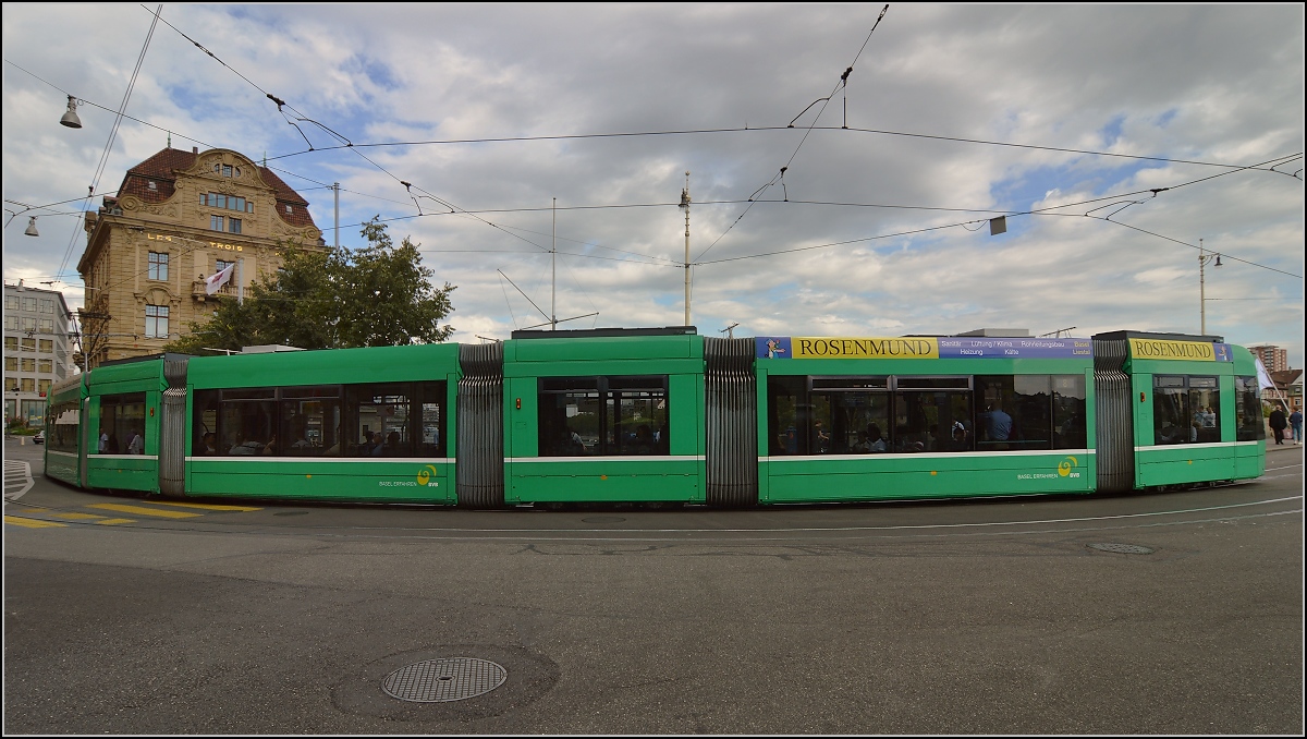 Combino 323 biegt von der Rheinbrücke Richtung Innenstadt in Basel ab. September 2015.
