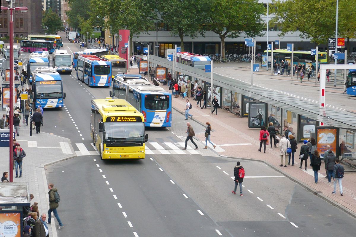 Connexxion Bus 3227 DAF VDL Berkhof Ambassador 200 Baujahr 2008. Stationsplein Utrecht 09-10-2013.

Connexxion bus 3227 DAF VDL Berkhof Ambassador 200 bouwjaar 2008. Stationsplein Utrecht 09-10-2013.