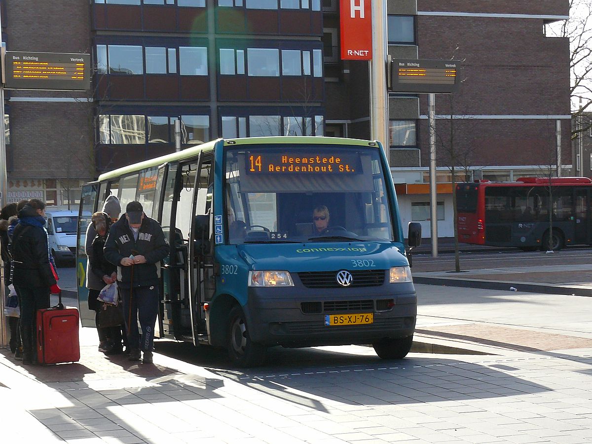 Connexxion Bus 3802 Volkswagen T5 2.5 TDI Baujahr 2007. Stationsplein, Haarlem 01-03-2015.

Connexxion bus 3802 Volkswagen T5 2.5 TDI bouwjaar 2007. Stationsplein, Haarlem 01-03-2015.