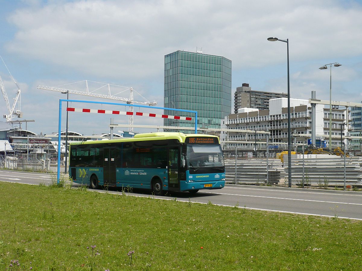 Connexxion Bus 4153 VDL Berkhof Ambassador 200 Baujahr 2008. Centraal Station Mineurslaan Utrecht 30-05-2014.

Connexxion bus 4153 VDL Berkhof Ambassador 200 bouwjaar 2008. Centraal Station Mineurslaan Utrecht 30-05-2014.