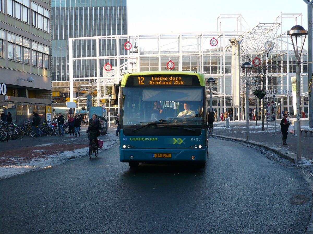 Connexxion Bus 8592 DAF VDL Berkhof Ambassador 200 Baujahr 2005. Stationsweg, Leiden 08-12-2012.

Connexxion bus 8592 DAF VDL Berkhof Ambassador 200 bouwjaar 2005. Stationsweg, Leiden 08-12-2012.