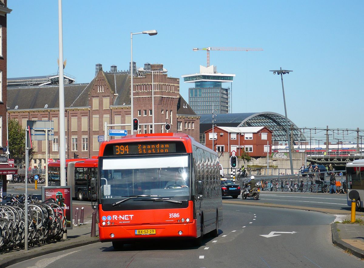 Connexxion R-Net Bus 3586 DAF VDL Berkhof Ambassador 200 Baujahr 2010. Prins Hendrikkade, Amsterdam 30-09-2015.

Connexxion R-Net bus 3586 DAF VDL Berkhof Ambassador 200 bouwjaar 2010. Prins Hendrikkade, Amsterdam 30-09-2015.