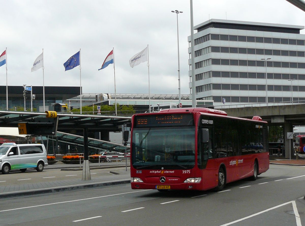 Connexxion Schiphol Sternet Bus 3975 Mercedes-Benz O530 Citaro LE Baujahr 2007. Flughafen Schiphol 19-07-2015.

Connexxion Schiphol Sternet bus 3975 Mercedes-Benz O530 Citaro LE bouwjaar 2007. Schiphol 19-07-2015.