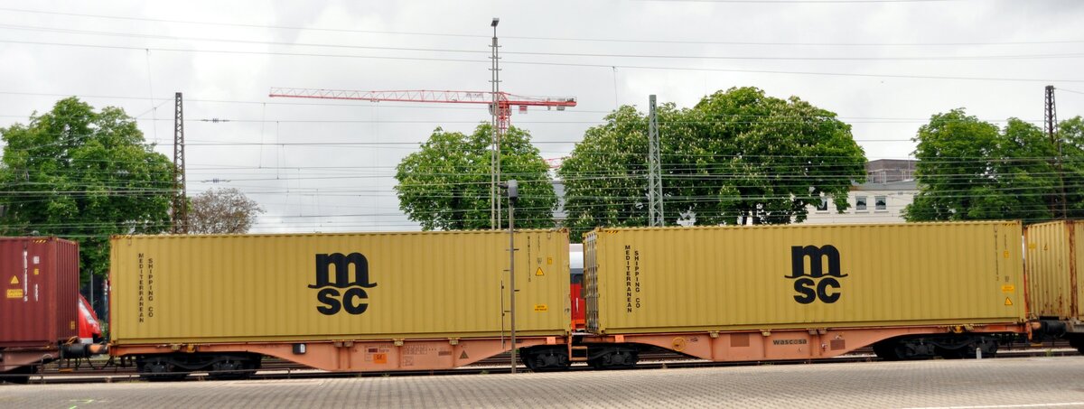 Containerwagen Sggrss 733 57 80 4975 845-7 D Wascona, beladen mit 2x 40ft Container MSC Mediterranean Shipping ompany in Ulm am 11.05.2023.