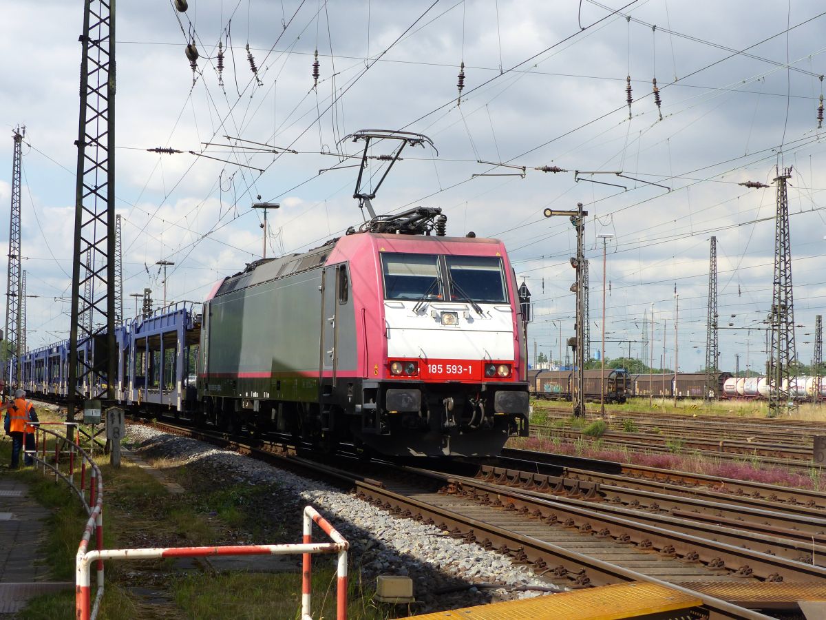 Crossrail Lok 185 593-1 Gterbahnhof Oberhausen West 13-07-2017.

Crossrail loc 185 593-1 goederenstation Oberhausen West 13-07-2017.