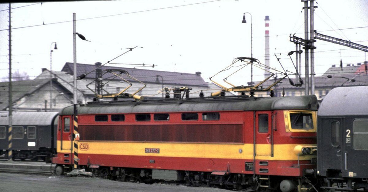 CSD 242 277-2 in Pilzen im M�rz 1991.