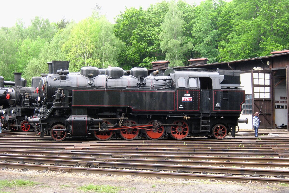 CSD 433 049 steht am 13 Mai 2012 ins Eisenbahnmuseum in Luzna u Rakovnika. 