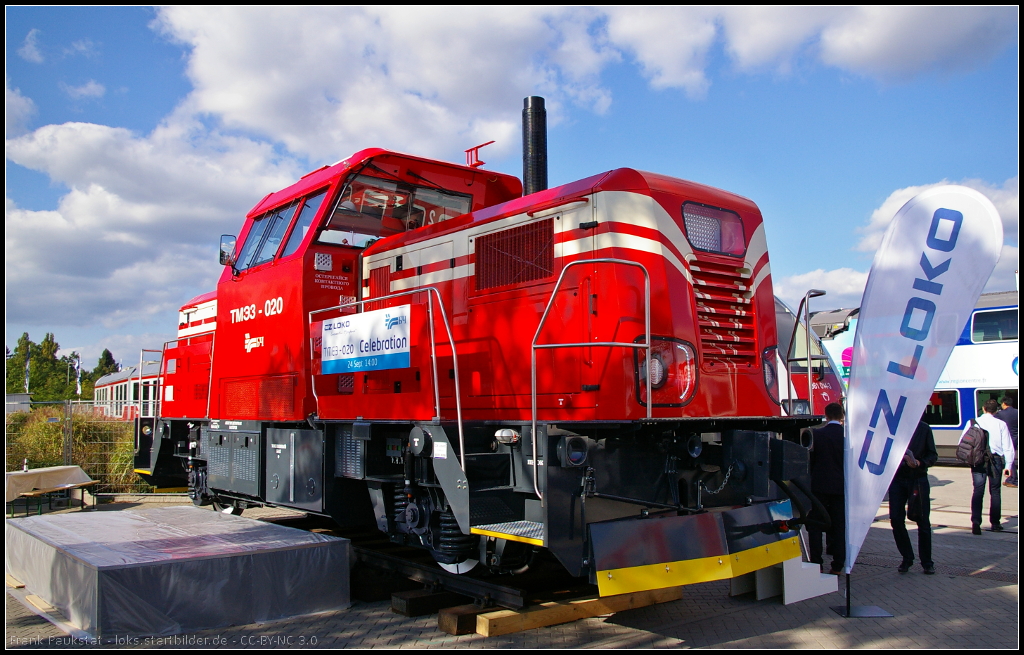 CZ LOKO TME3 Diesel Shunting Locomotive for East Europe / Russia.

Bei der Baureihe TME3 handelt es sich um eine Rangierlokomotive für den leichten und mittelschweren Dienst. Durch alternierende Leistungsübertragung auf die beiden Achsen ist es möglich die Fahrmotoren besser zu steuern und eine hohe Zugkraft zu erreichen. Vorgestellt wurde die neue Lok des Herstellers CZ LOKO auf dem Freigelände der InnoTrans 2014 in Berlin.

Daten: Spurweite 1520 mm, Höchstgeschwindigkeit 60 km/h, Antrieb Diesel-Elektrisch (AC/AC), Motor CAT C15, Leistung 403 kW, Gewicht 46 t.

Webseite (english): http://www.czloko.cz/en/locomotives/tme3.html
