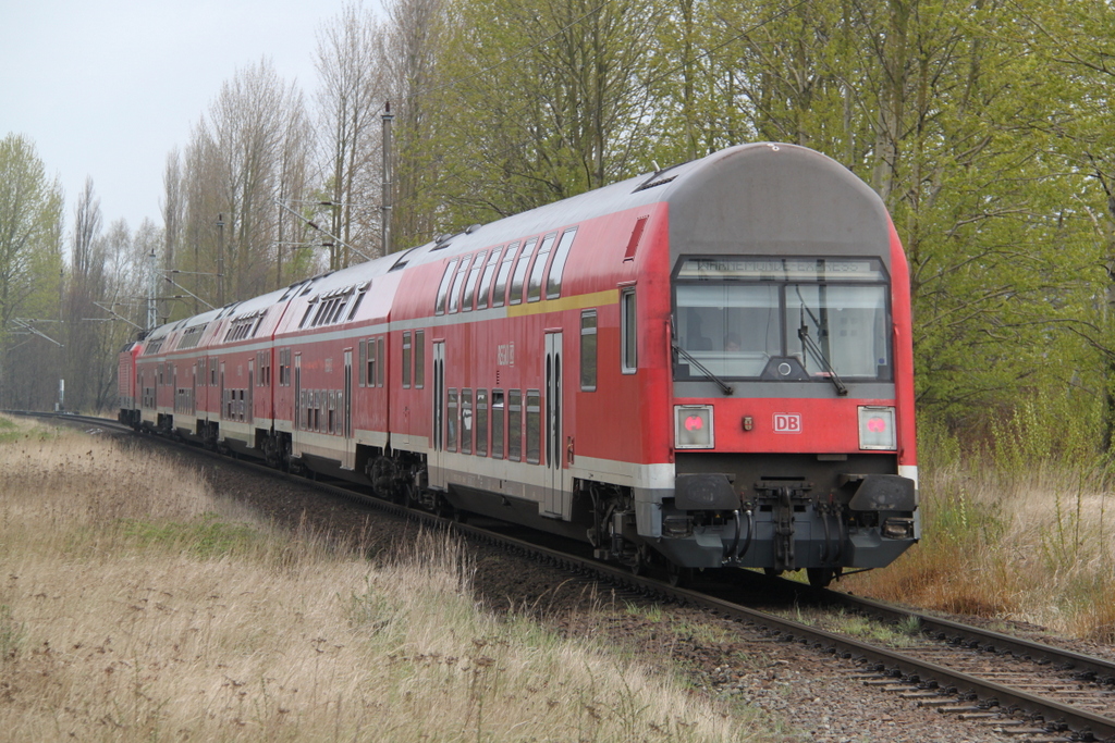 D-DB 50 80 36-33 063-9 DABbuzfa 760 als RE 18490 von Berlin Hbf nach Warnemünde bei der Durchfahrt in Rostock-Lichtenhagen.15.04.2017
