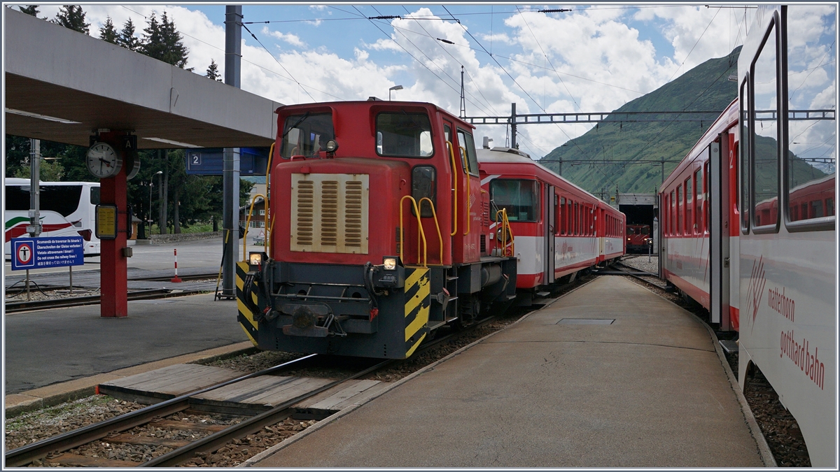 Da auf der steilen Schöllenen Bahn die Anhängelast begrenzt ist, werden jeweils in Andermatt die von Visp kommenden Verstärkungswagen abgehängt und dann gleich dem Gegenzug übergeben. Hier holt die  Schöma  Disellok nach der Ausfahrt des Zuges nach Göschenen die Wagen ab.
28. Juli 2016