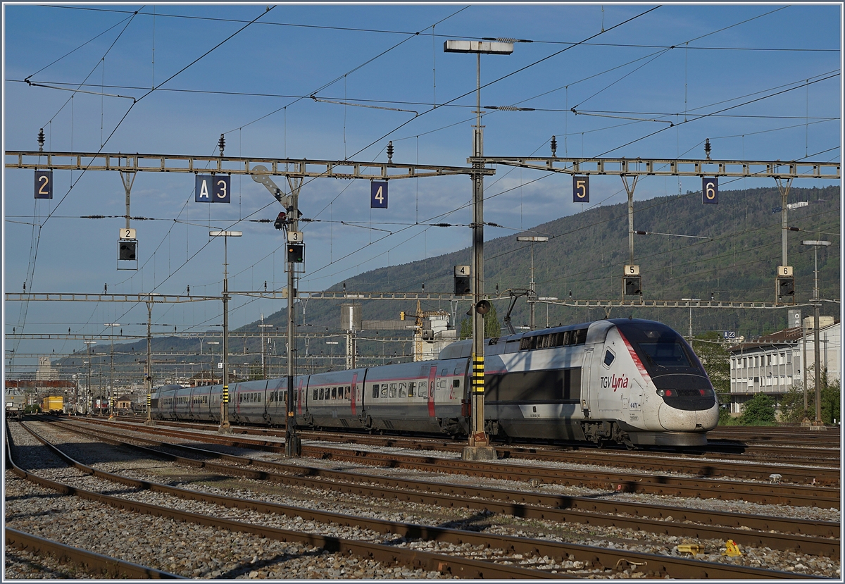 Da im Bahnhof von Bern Bauarbeiten stattfinden, mus der TGV Lyria von Bern nach Paris und zur�ck jeweils im Rangierbahnhof von Biel/Bienne abgestellt werden. Er wird als Leermaterialzug von und nach Bern �berf�hrt. Eine Besonderheit des RB-Biel ist, dass er als letzter Bahnhof noch mit Formsignalen ausger�stet ist. 
Beim Einstellen dieses Bildes im Dez 2023 sind sowohl die Formsignale als auch die TGV Verbindung Bern - Paris Gesichte.

24.April 2019