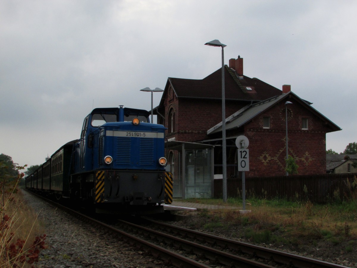 Da es in Lauterbach Mole keine Umfahrungsmglichkeit gibt fhrt die 251 901-5 Ri. Lauterbach als Schlulok und Ri. Putbus als Zuglok mit.Hier fhrt sie mit P 105 am Bahnhof Lauterbach(Rgen) vorbei.Aufgenommen am 30.07.2014