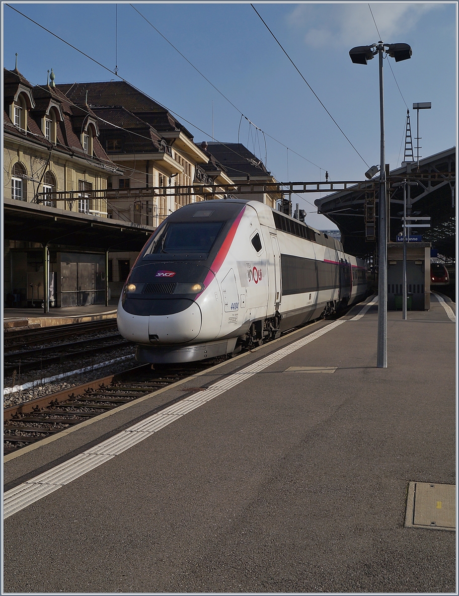 Da Lyria ihre Flotte auf den Fahrplanwechsel von 19 POS auf 15 Euroduplex TGV-Züge umstellt, werden die POS ab Fahrplanwechsel in ein neues Einsatzgebiet versetzt und dazu bereits farblich angepasst: Der  InOui  TGV 4404 ist als TGV Lyria 9261 von Paris an seinem Ziel in Lausanne angekommen und wird nun bis zur Bereitstellung der baldigen Rückfahrt in die Abstellgruppe fahren.

4. Dezember 2019