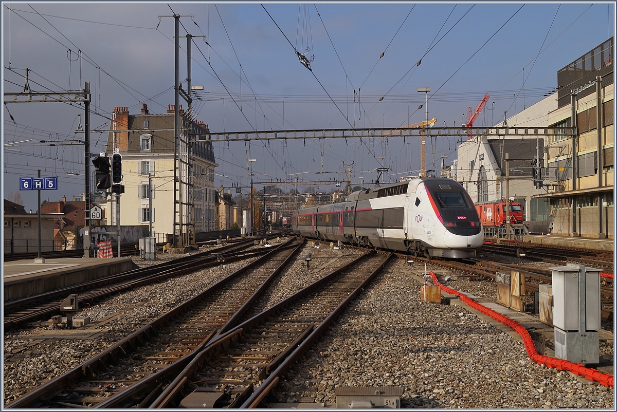 Da Lyria ihre Flotte auf den Fahrplanwechsel von 19 POS auf 15 Euroduplex TGV-Züge umstellt, werden die POS ab Fahrplanwechsel in ein neues Einsatzgebiet versetzt und dazu bereits farblich angepasst: Der  InOui  TGV 4404 ist als TGV Lyria 9261 von Paris an seinem Ziel in Lausanne angekommen und fährt nun bis zur Bereitstellung der baldigen Rückfahrt in die Abstellgruppe. 

4. Dezember 2019 