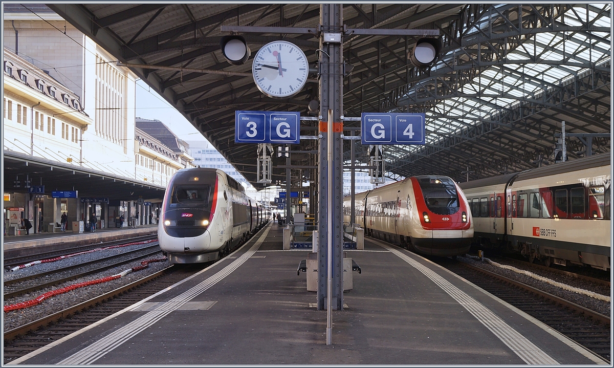 Da Lyria ihre Flotte auf den Fahrplanwechsel von 19 POS auf 15 Euroduplex TGV-Züge umstellt, werden die POS ab Fahrplanwechsel in ein neues Einsatzgebiet versetzt und dazu bereits farblich angepasst: Der  InOui  TGV 4404 ist als TGV Lyria 9261 von Paris an seinem Ziel in Lausanne angekommen und wird nun bis zur Bereitstellung der baldigen Rückfahrt in die Abstellgruppe fahren, wie übrigens auch der ICN auf dem Nachbargleis.

4. Dezember 2019 