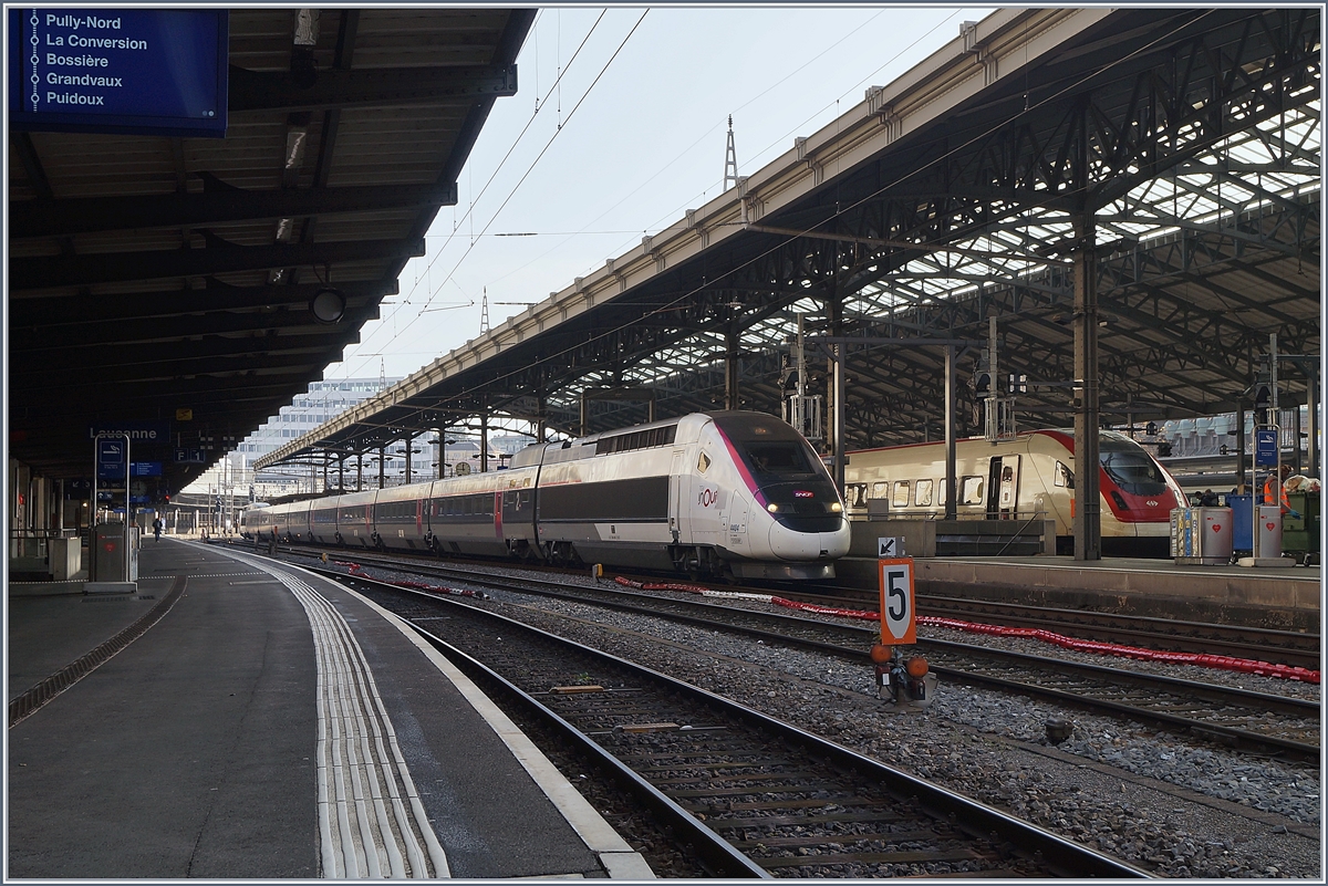 Da Lyria ihre Flotte auf den Fahrplanwechsel von 19 POS auf 15 Euroduplex TGV-Züge umstellt, werden die POS ab Fahrplanwechsel in ein neues Einsatzgebiet versetzt und dazu bereits farblich angepasst: Der  InOui  TGV 4404 ist als TGV Lyria 9261 von Paris an seinem Ziel in Lausanne angekommen und wird nun bis zur Bereitstellung der baldigen Rückfahrt in die Abstellgruppe fahren, wie übrigens auch der ICN auf dem Nachbargleis.

4. Dezember 2019 