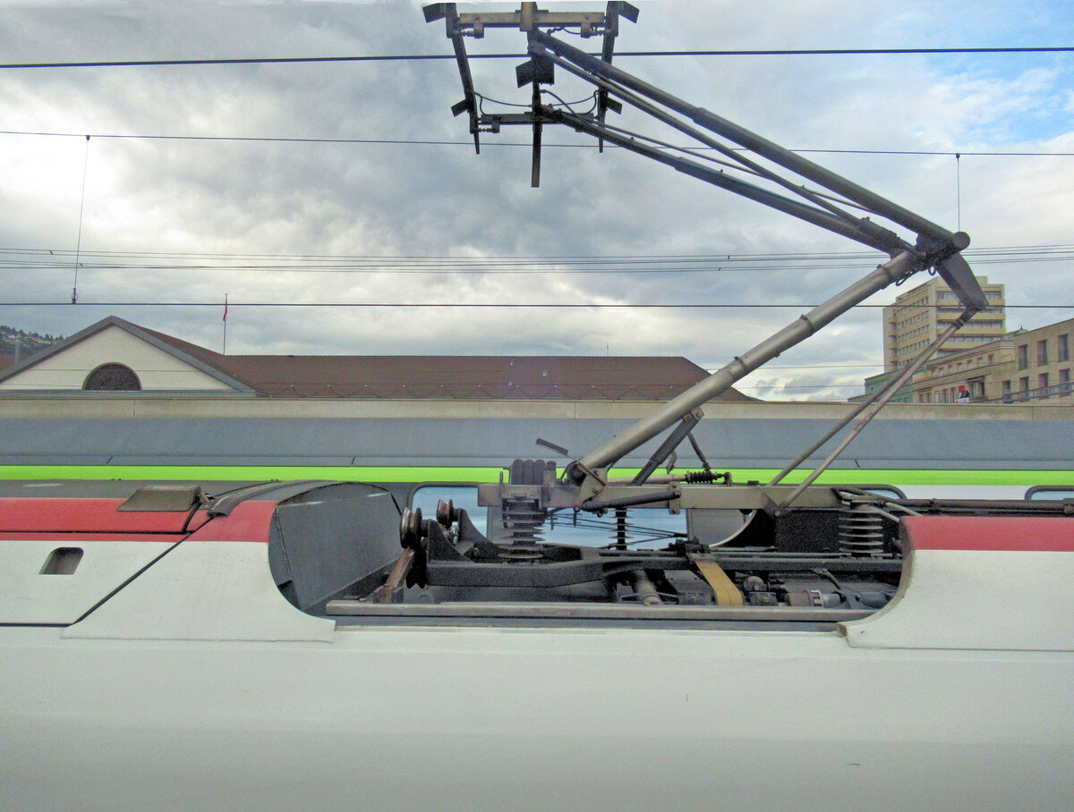 Da mein BLS Mutz Doppelstockzugfenster direkt neben das Dach eines ICN (SBB Serie 500) zu stehen kam, ergab sich ein interessanter Blick auf dessen Pantographen. 2.August 2025  