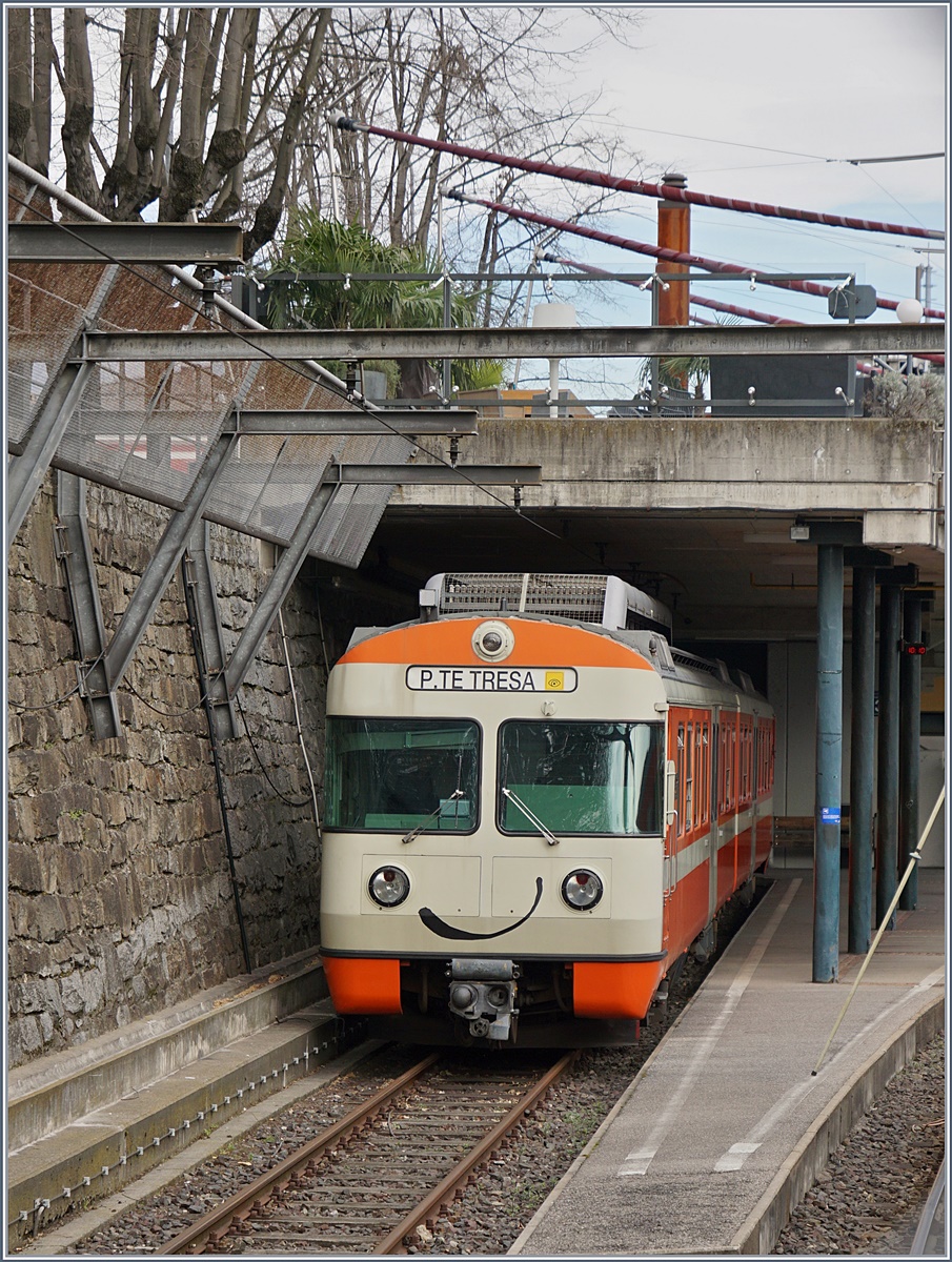 Da unser Zug ausnahmsweise von Gleis 2 fuhr, konnte der in Lugano stehende Be 4/8 bequem vom nur spaltweise zu öffnenden Fenster aus fotografierte werden.
15. März 2017