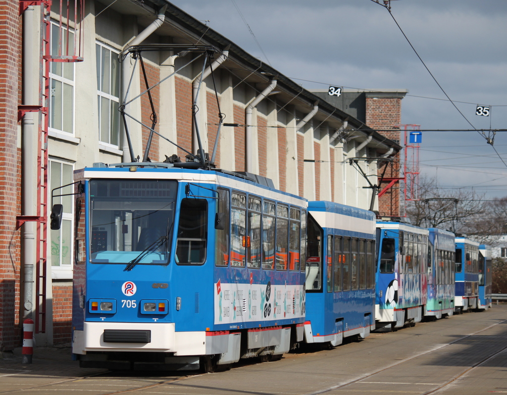 Da waren es nur noch 3xTatra T6(705,701 und 805)sie waren am 13.03.2015 auf dem Gelnde der Rostocker Straenbahn AG abgestellt.