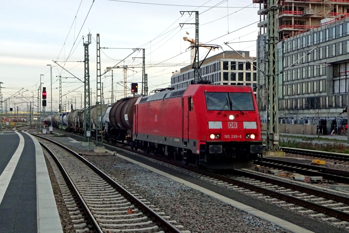 Dämmerung droht am 28 Dezember 2019 in Mannheim Hbf während der Ausfahrt von 185 289 mit deren Mischguterzug.
