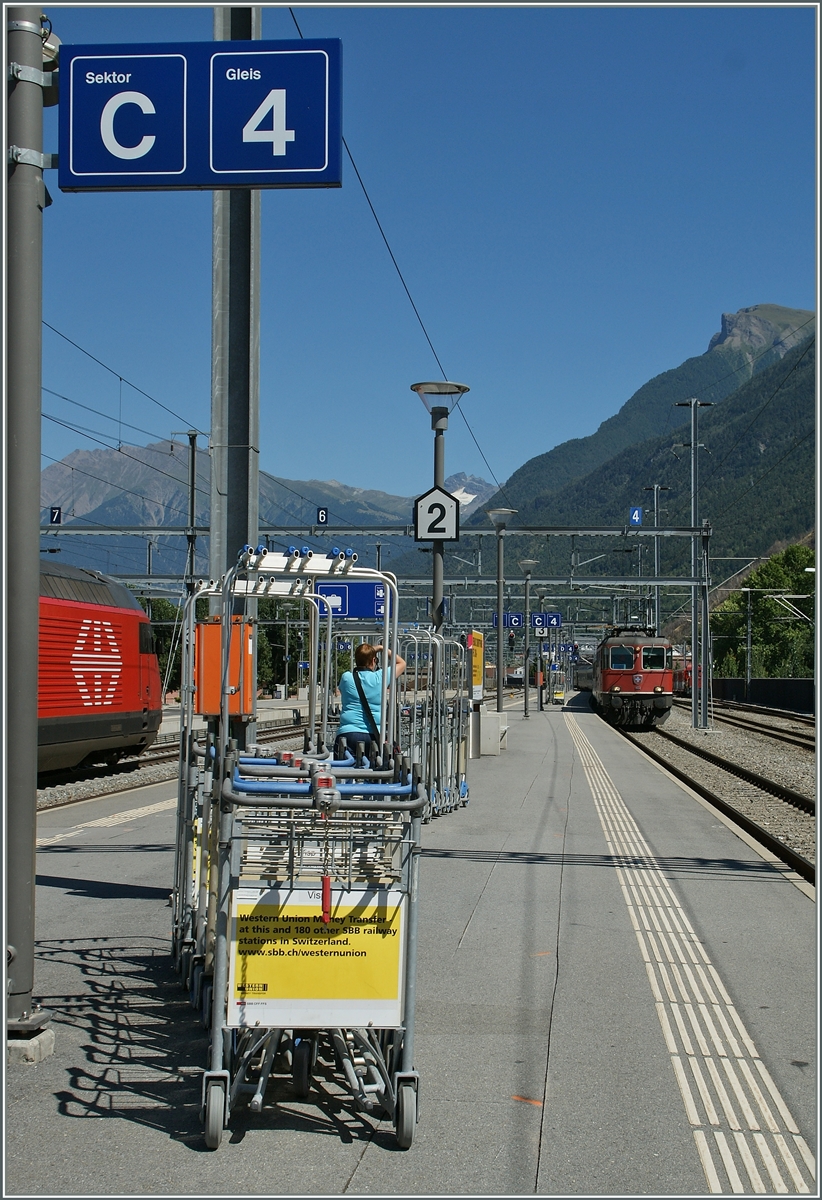 Damals noch im Einsatz: Gepäckwagen und im Hintergrund des Bildes eine Re 4/4 II im Reisezugverkehr auf der Simplonstrecke.

Visp, den 11. August 2012
