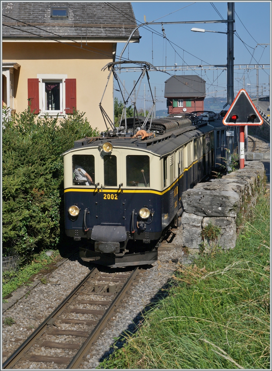 Damit der ex MOB FZe 6/6 2002 in Chamnby wieder auf die Gleise der Blonay-Chamby Bahn kommt, führt die Rangierfahrt für wenige Meter über die Gleise der MOB  Strecke*  welche der ex MOB FZe 6/6 2002 früher befuhr.


* Fahrdienstlich beginnt die  Strecke  erst nach dem Einfahrsignalen, dazwischen ist Bahnhofsgebiet, aber zumindest optisch zeigt das Bild den FZe 6/6 2002  auf der Strecke  

10. Sept. 2023