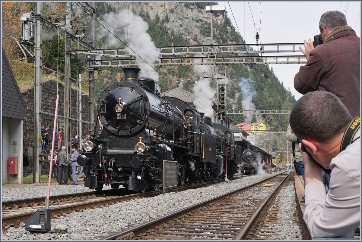 Dampf Land auf Land ab und der wird auch überall ausgiebig fotografisch festgehalten: die beiden Elefanten C 5/6  2878 und 2969 in Göschenen, dahinter die B 3/4 1357.
21. Okt. 2017