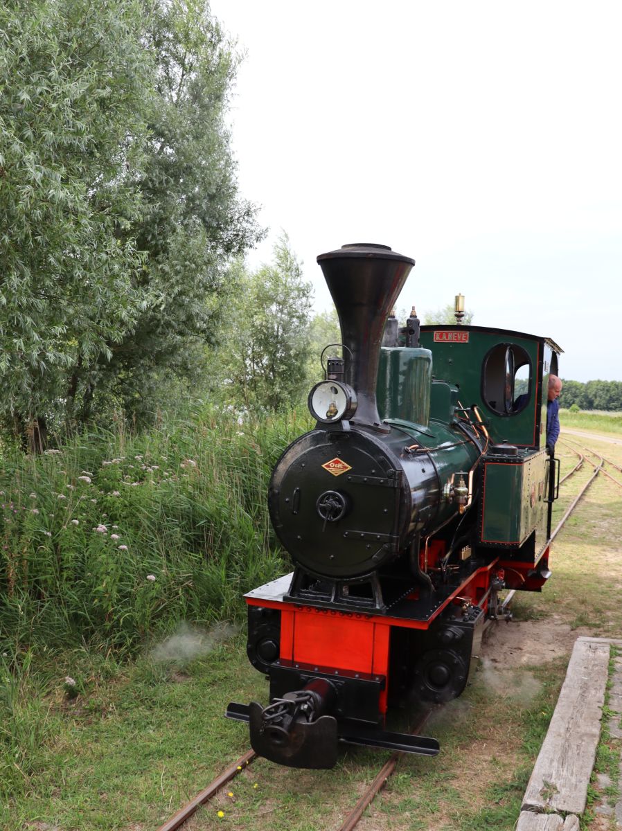 Dampflok 4  K.A. Neve . Gebaut von Orenstein & Koppel in 1937. Schmalspurmuseum Valkenburg (ZH), Niederlande 04-08-2022. 

Stoomlocomotief nummer 4 genaamd K.A. Neve. Afkomstig van Steenfabriek De Roodvoet/Ballast Nedam. Gebouwd door Orenstein & Koppel in 1937. Smalspoormuseum Valkenburg (ZH) 04-08-2022.