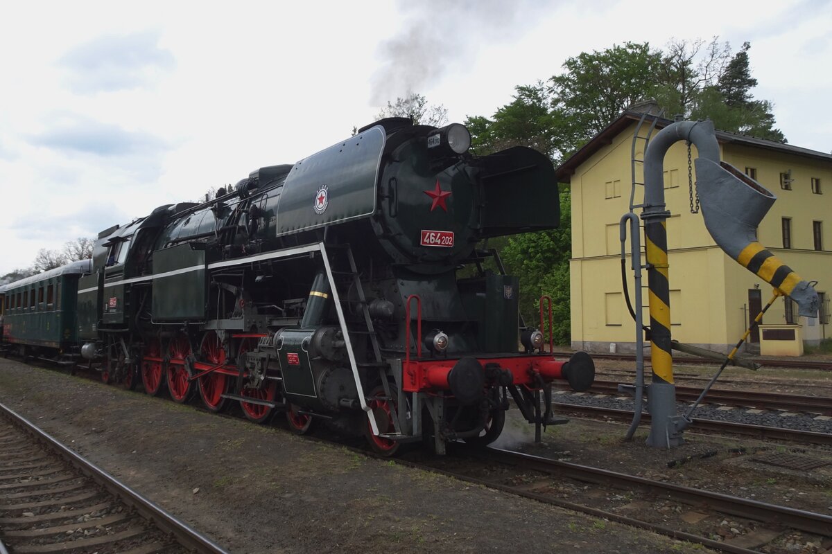 Dampflok 464 202 steht mit ein Sonderzug aus Krup am 11 Mai 2024 in Luzna u Rakovnika.