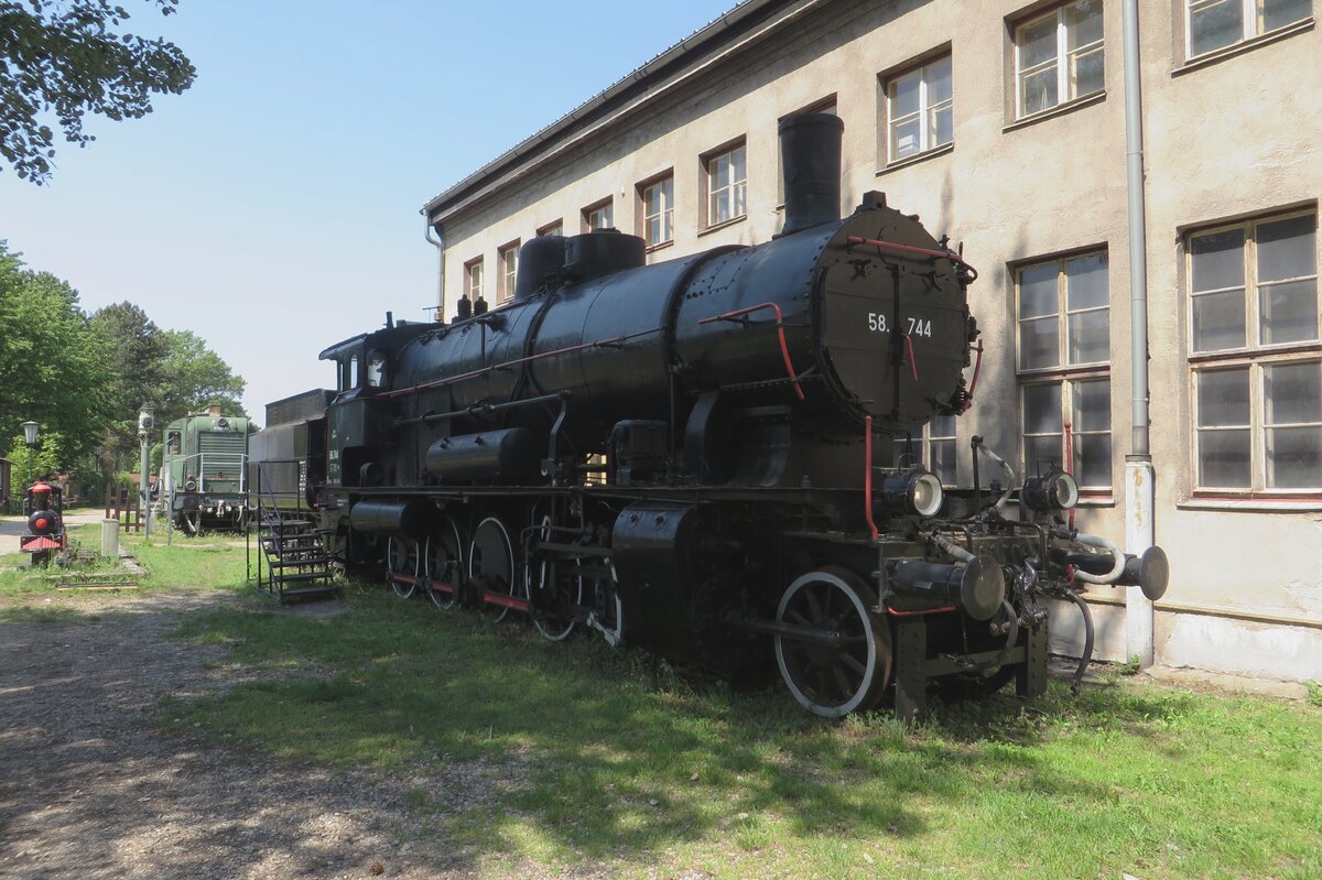 Dampflok 58.744 ist teilweise restauriert und steht als Torwarter ins Heizhaus Strasshof, wo sie am 21.Mai 2023 fotografiert wurde.