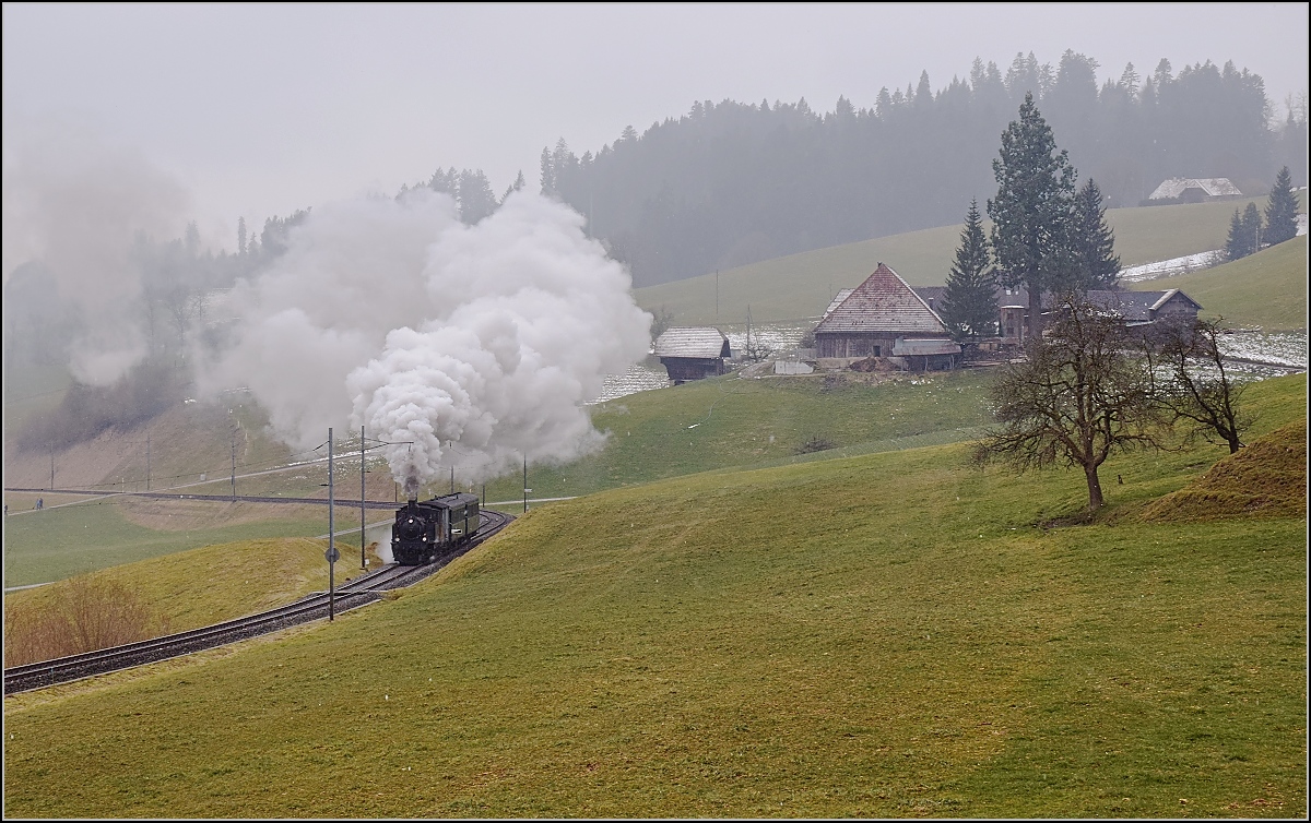 Dampflok Ed 3/4 Nr. 2 der Solothurn-Münster-Bahn in Griesbach. Betreut wird die Lok durch den Verein historische Emmentalbahn. Mit im Gepäck hat sie zwei vierachsige Leichtstahlplattformwagen und einen K2. Februar 2018. 