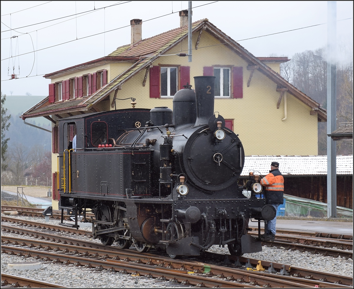 Dampflok Ed 3/4 Nr. 2 der Solothurn-Münster-Bahn in Huttwil. Auf dem Weg zur Ergängung der Vorräte in Huttwil. Februar 2018.