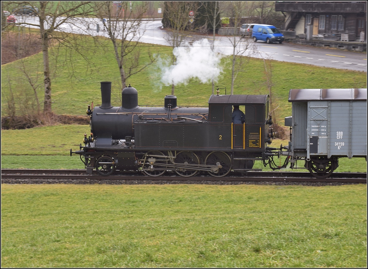 Dampflok Ed 3/4 Nr. 2 der Solothurn-Münster-Bahn bei Dürrenroth. Betreut wird die Lok durch den Verein historische Emmentalbahn. Mit im Gepäck hat sie zwei vierachsige Leichtstahlplattformwagen und einen K2. Februar 2018