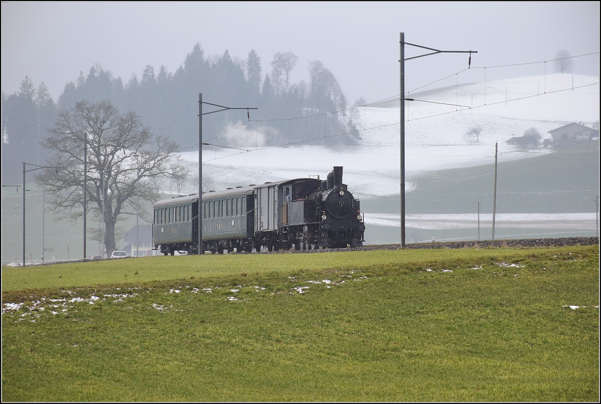 Dampflok Ed 3/4 Nr. 2 der Solothurn-Münster-Bahn bei Unterwaltringen. Betreut wird die Lok durch den Verein historische Emmentalbahn. Mit im Gepäck hat sie zwei vierachsige Leichtstahlplattformwagen und einen K2. Februar 2018.